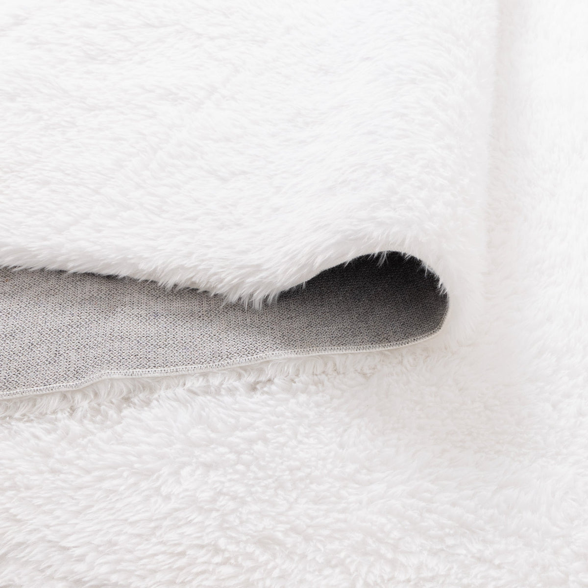 Lyla Machine Washable Shaggy White Round Rug